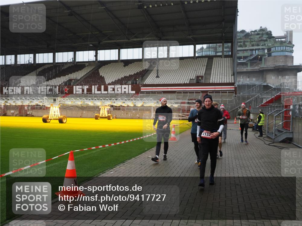 07.12.2025 - St. Pauli X-Mass-Run No. 15 Fabian Wolf http://msf.ph/oto/9417727 07.12.2025 11:20:33 Ziel 1020, 1135, 1614, 2132, 2134, 2242, 2305, 3129, 3157, 3309, 4637 meine-sportfotos.de
