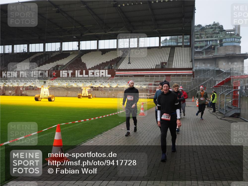 07.12.2025 - St. Pauli X-Mass-Run No. 15 Fabian Wolf http://msf.ph/oto/9417728 07.12.2025 11:20:33 Ziel 1020, 1135, 1614, 2132, 2134, 2242, 2305, 3129, 3157, 3309, 4637 meine-sportfotos.de