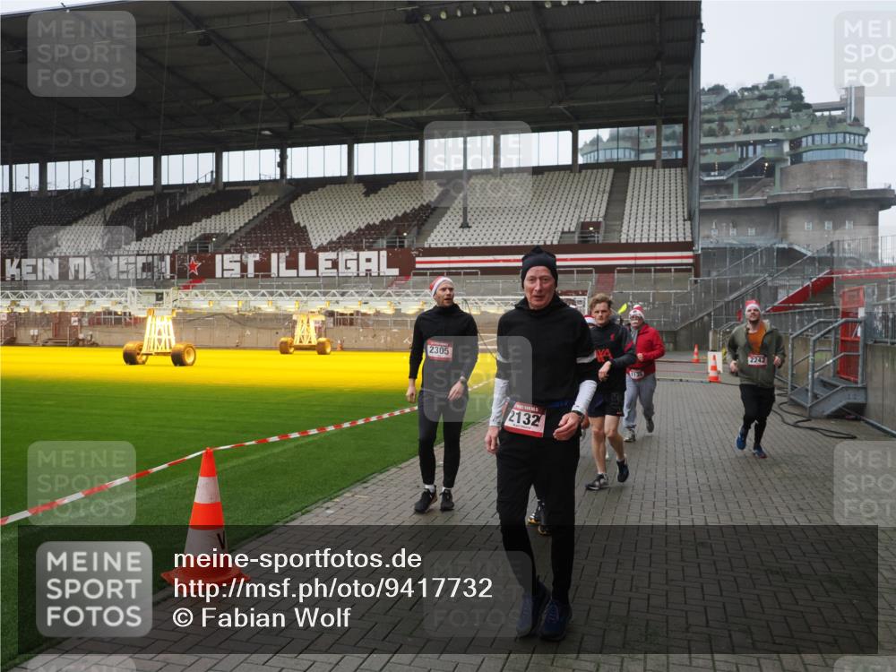 07.12.2025 - St. Pauli X-Mass-Run No. 15 Fabian Wolf http://msf.ph/oto/9417732 07.12.2025 11:20:34 Ziel 1020, 1135, 1614, 2132, 2134, 2242, 2305, 3129, 3157, 3309, 4637 meine-sportfotos.de