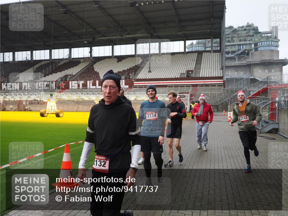 07.12.2025 - St. Pauli X-Mass-Run No. 15 Fabian Wolf http://msf.ph/oto/9417737 07.12.2025 11:20:35 Ziel 1020, 1135, 1614, 2132, 2134, 2242, 2305, 3129, 3309 meine-sportfotos.de