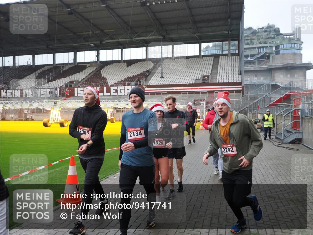 07.12.2025 - St. Pauli X-Mass-Run No. 15 Fabian Wolf http://msf.ph/oto/9417741 07.12.2025 11:20:36 Ziel 1020, 1135, 1614, 2132, 2134, 2242, 2305, 3129, 3309 meine-sportfotos.de