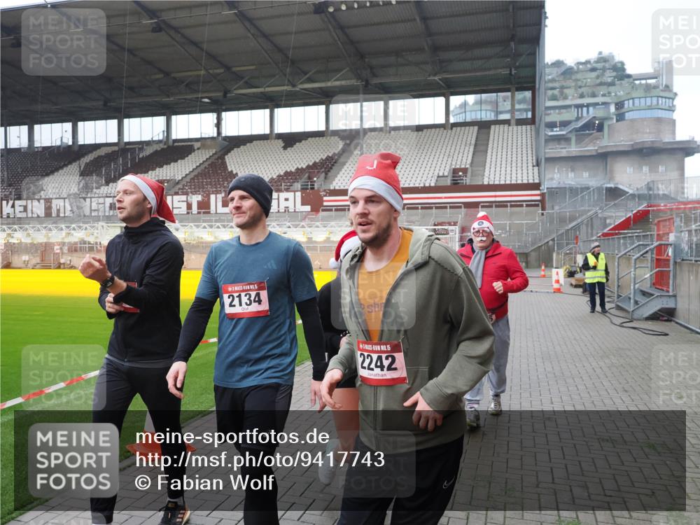 07.12.2025 - St. Pauli X-Mass-Run No. 15 Fabian Wolf http://msf.ph/oto/9417743 07.12.2025 11:20:37 Ziel 1020, 1135, 1614, 2132, 2134, 2242, 2305, 3129, 3309 meine-sportfotos.de