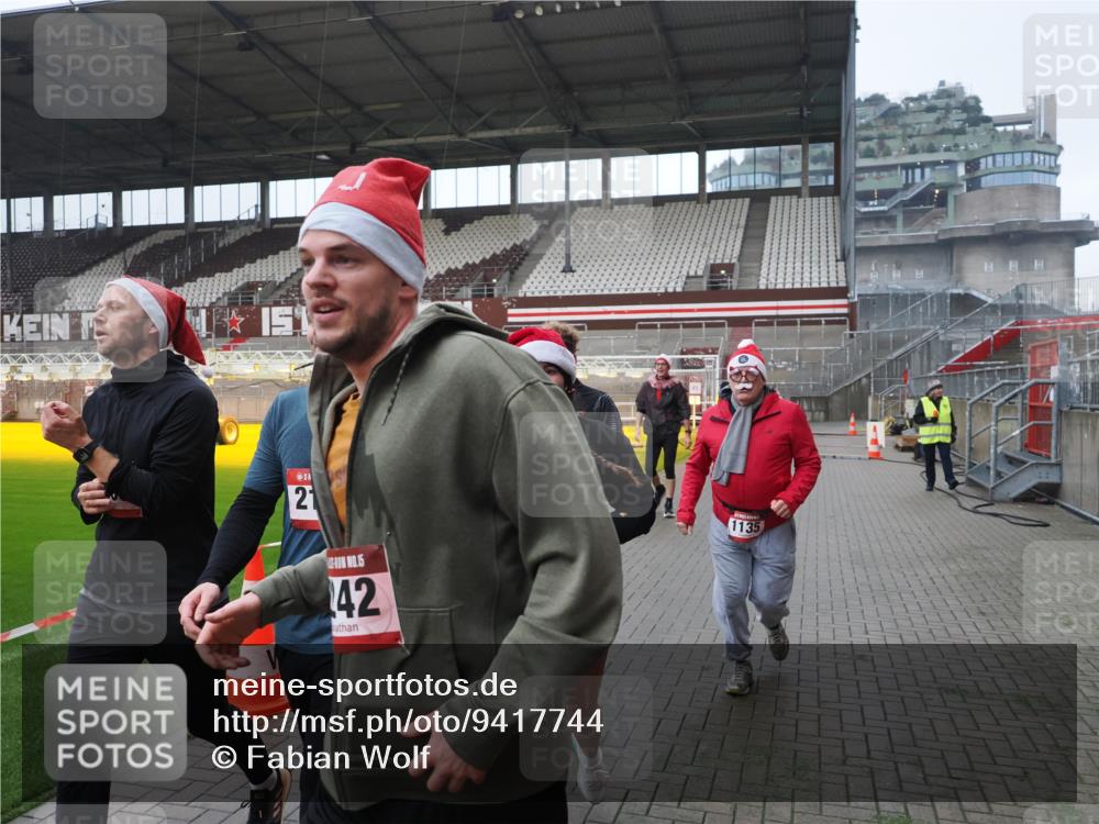 07.12.2025 - St. Pauli X-Mass-Run No. 15 Fabian Wolf http://msf.ph/oto/9417744 07.12.2025 11:20:37 Ziel 1020, 1135, 1614, 2132, 2134, 2242, 2305, 3129, 3309 meine-sportfotos.de