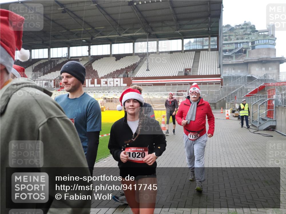 07.12.2025 - St. Pauli X-Mass-Run No. 15 Fabian Wolf http://msf.ph/oto/9417745 07.12.2025 11:20:37 Ziel 1020, 1135, 1614, 2132, 2134, 2242, 2305, 3129, 3309 meine-sportfotos.de