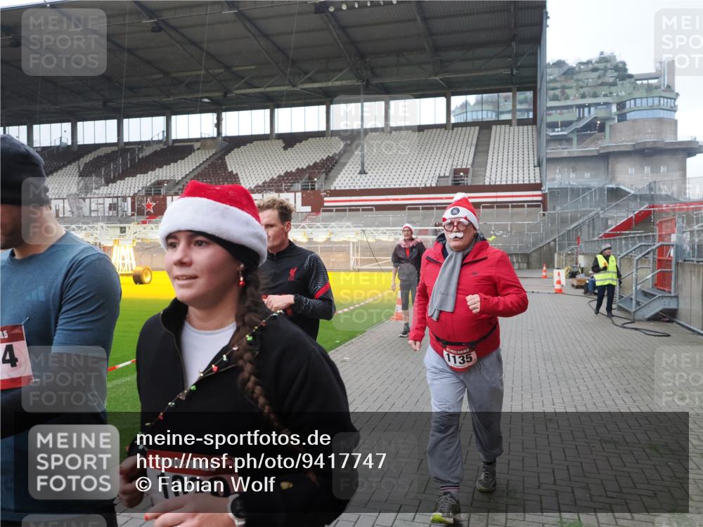 07.12.2025 - St. Pauli X-Mass-Run No. 15 Fabian Wolf http://msf.ph/oto/9417747 07.12.2025 11:20:37 Ziel 1020, 1135, 1614, 2132, 2134, 2242, 2305, 3129, 3309 meine-sportfotos.de