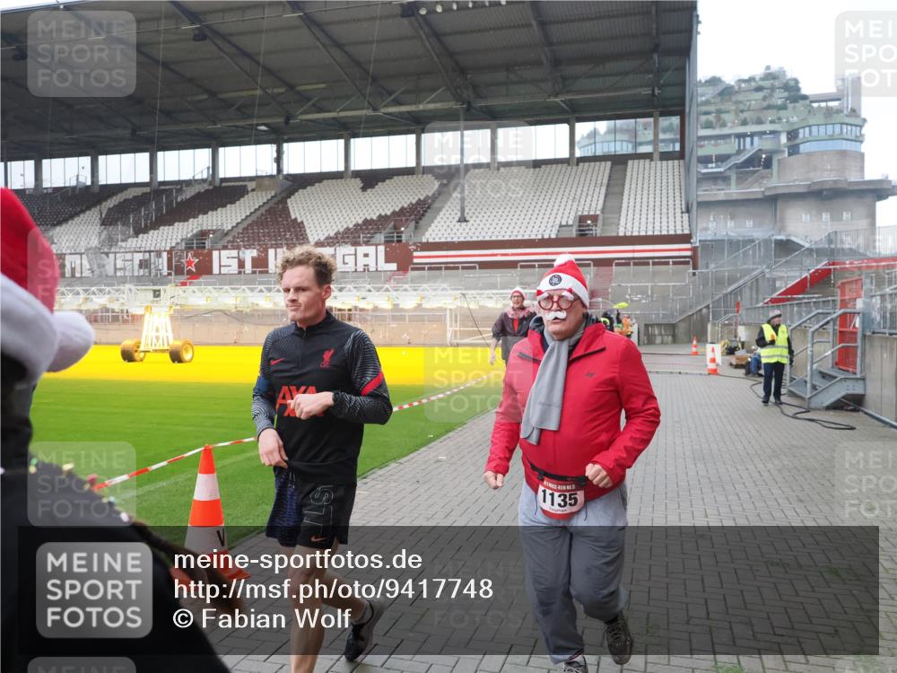 07.12.2025 - St. Pauli X-Mass-Run No. 15 Fabian Wolf http://msf.ph/oto/9417748 07.12.2025 11:20:38 Ziel 1020, 1135, 1614, 2132, 2134, 2242, 2305, 3129, 3309 meine-sportfotos.de