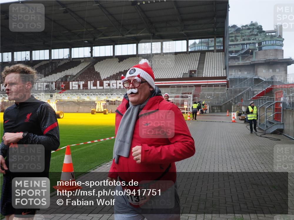 07.12.2025 - St. Pauli X-Mass-Run No. 15 Fabian Wolf http://msf.ph/oto/9417751 07.12.2025 11:20:38 Ziel 1020, 1135, 1614, 2132, 2134, 2242, 2305, 3129, 3309 meine-sportfotos.de