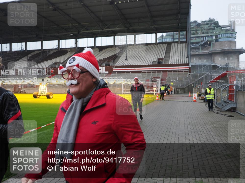 07.12.2025 - St. Pauli X-Mass-Run No. 15 Fabian Wolf http://msf.ph/oto/9417752 07.12.2025 11:20:38 Ziel 1020, 1135, 1614, 2132, 2134, 2242, 2305, 3129, 3309 meine-sportfotos.de