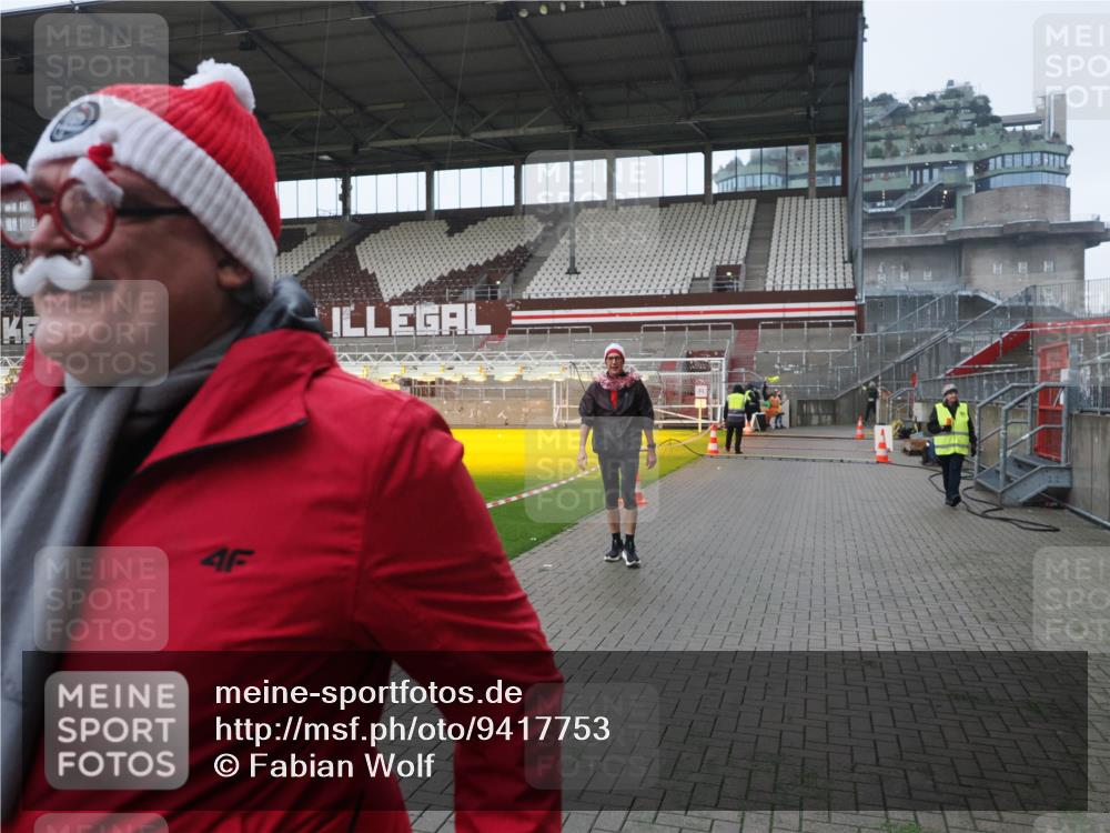 07.12.2025 - St. Pauli X-Mass-Run No. 15 Fabian Wolf http://msf.ph/oto/9417753 07.12.2025 11:20:39 Ziel 1020, 1135, 1614, 2132, 2134, 2242, 2305, 3129, 3309 meine-sportfotos.de
