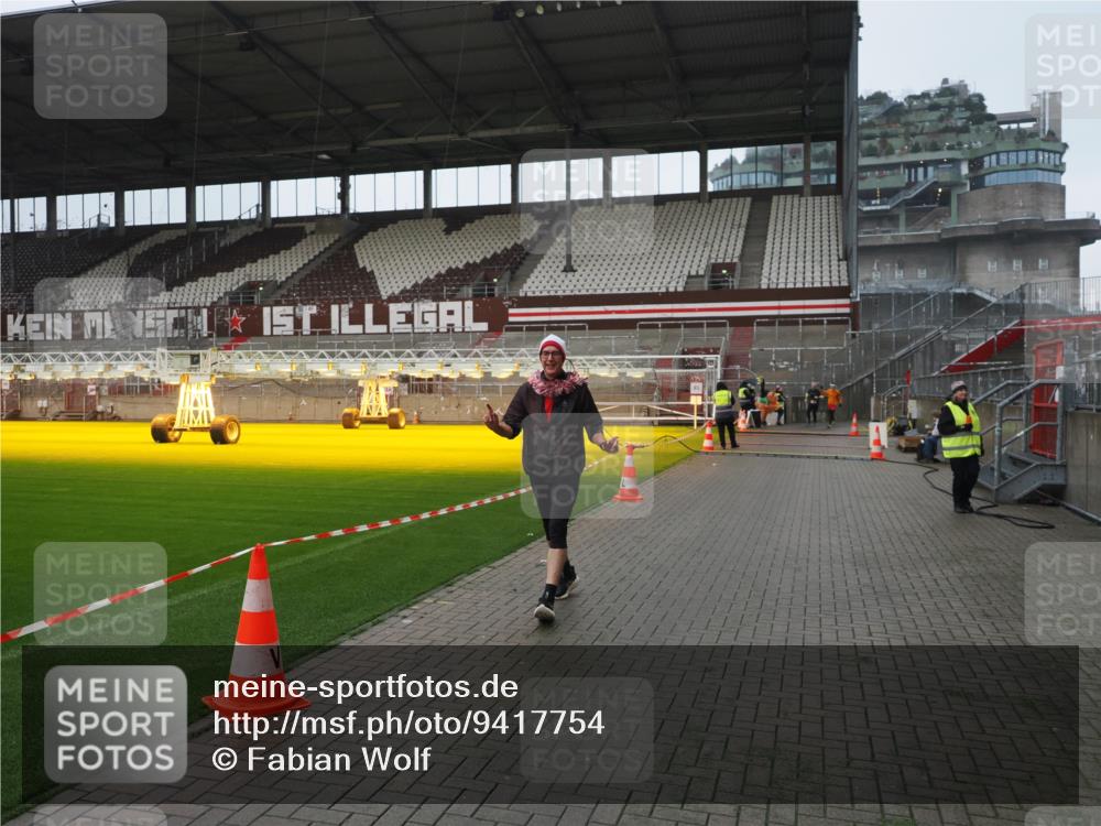 07.12.2025 - St. Pauli X-Mass-Run No. 15 Fabian Wolf http://msf.ph/oto/9417754 07.12.2025 11:20:40 Ziel 1020, 1135, 1614, 2132, 2134, 2242, 2305 meine-sportfotos.de