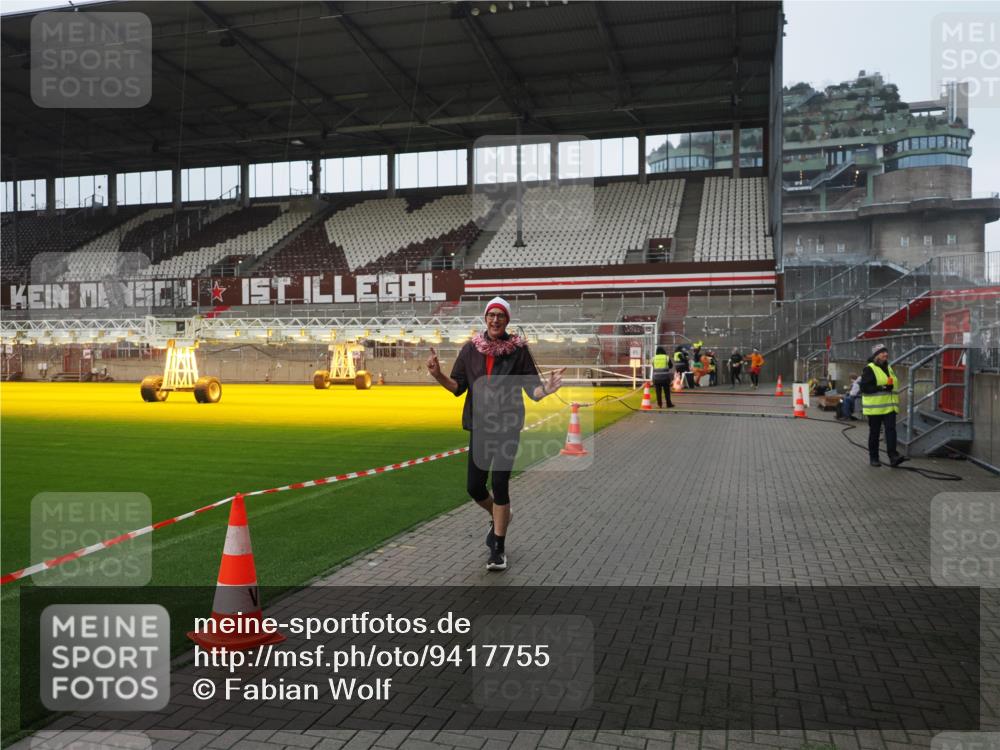 07.12.2025 - St. Pauli X-Mass-Run No. 15 Fabian Wolf http://msf.ph/oto/9417755 07.12.2025 11:20:40 Ziel 1020, 1135, 1614, 2132, 2134, 2242, 2305 meine-sportfotos.de