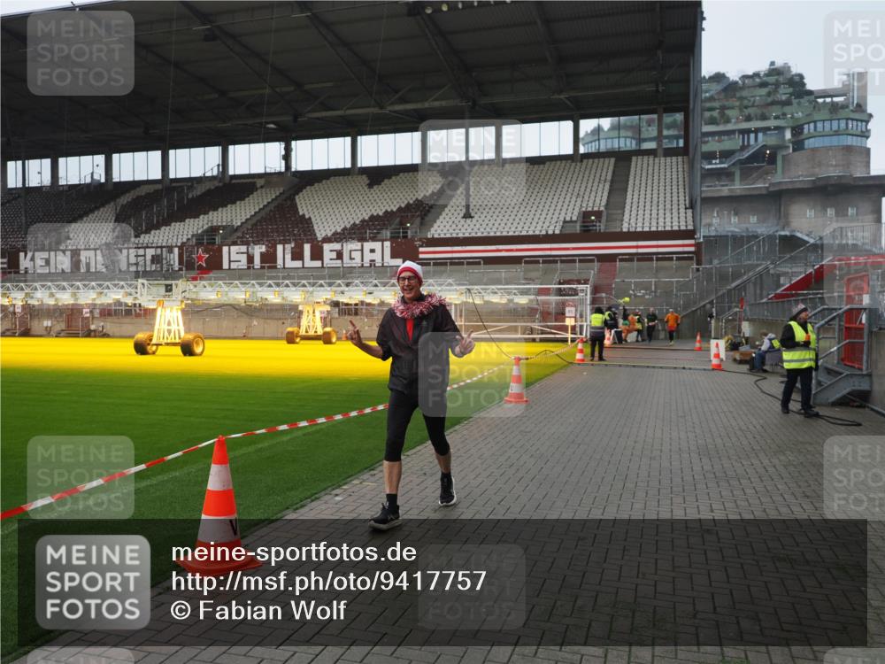 07.12.2025 - St. Pauli X-Mass-Run No. 15 Fabian Wolf http://msf.ph/oto/9417757 07.12.2025 11:20:40 Ziel 1020, 1135, 1614, 2132, 2134, 2242, 2305 meine-sportfotos.de