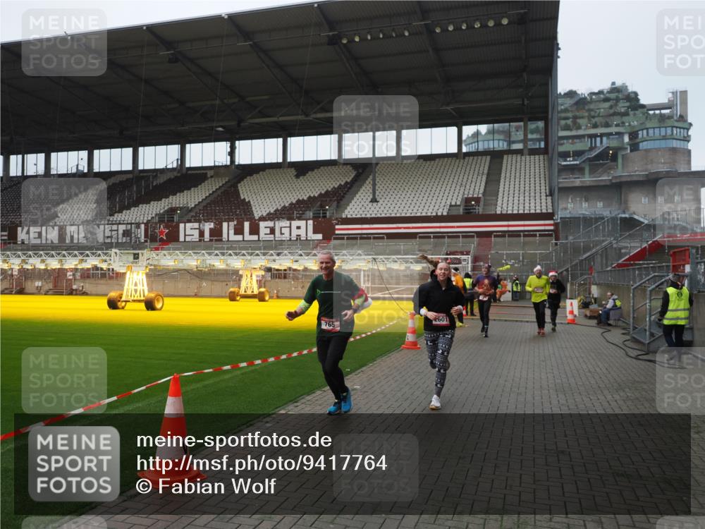 07.12.2025 - St. Pauli X-Mass-Run No. 15 Fabian Wolf http://msf.ph/oto/9417764 07.12.2025 11:20:49 Ziel 540, 765, 2242, 2379, 2462, 2601, 3037 meine-sportfotos.de