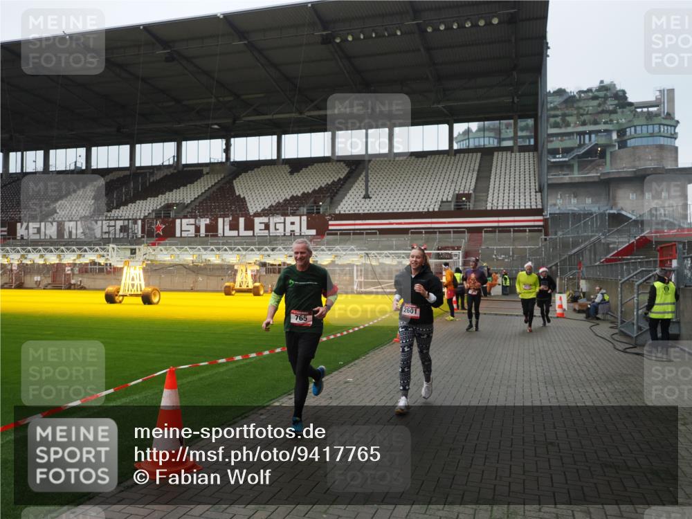 07.12.2025 - St. Pauli X-Mass-Run No. 15 Fabian Wolf http://msf.ph/oto/9417765 07.12.2025 11:20:50 Ziel 540, 765, 2379, 2462, 2601, 3037 meine-sportfotos.de