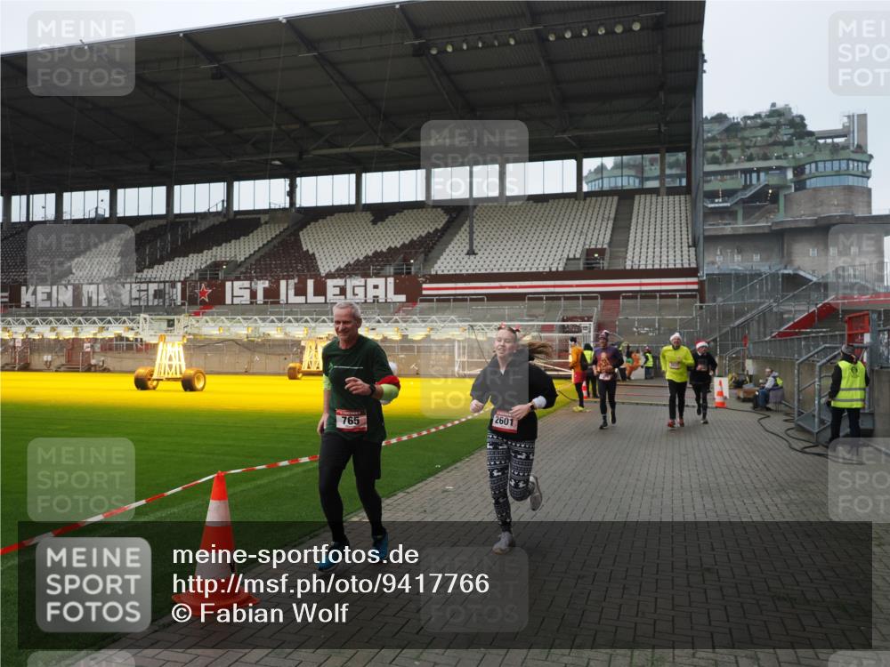 07.12.2025 - St. Pauli X-Mass-Run No. 15 Fabian Wolf http://msf.ph/oto/9417766 07.12.2025 11:20:50 Ziel 540, 765, 2379, 2462, 2601, 3037 meine-sportfotos.de