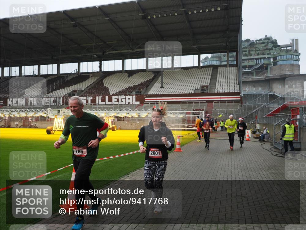 07.12.2025 - St. Pauli X-Mass-Run No. 15 Fabian Wolf http://msf.ph/oto/9417768 07.12.2025 11:20:50 Ziel 540, 765, 2379, 2462, 2601, 3037 meine-sportfotos.de
