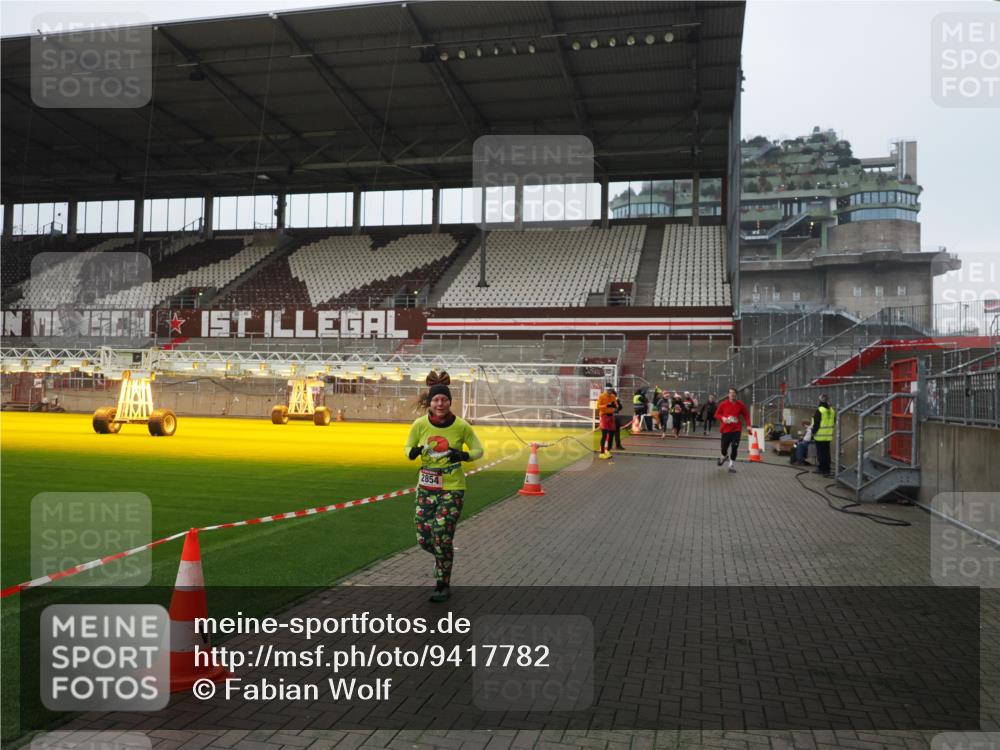 07.12.2025 - St. Pauli X-Mass-Run No. 15 Fabian Wolf http://msf.ph/oto/9417782 07.12.2025 11:21:06 Ziel 540, 2379, 2854, 3037, 3135 meine-sportfotos.de