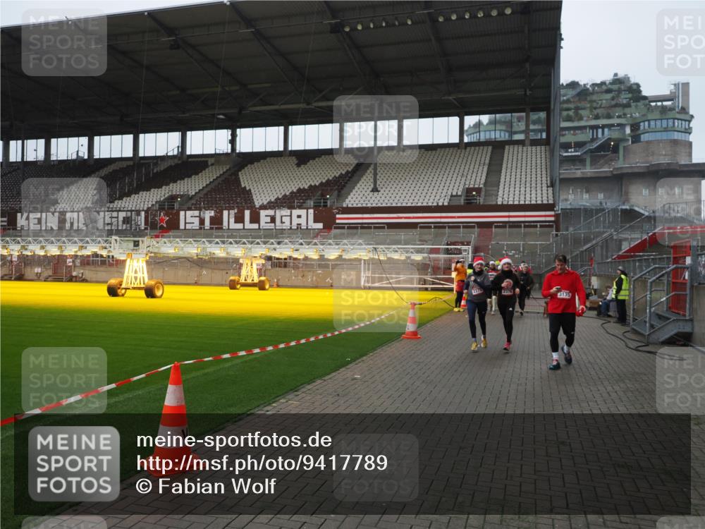 07.12.2025 - St. Pauli X-Mass-Run No. 15 Fabian Wolf http://msf.ph/oto/9417789 07.12.2025 11:21:11 Ziel 2375, 2376, 2854, 2867, 3135, 3220 meine-sportfotos.de