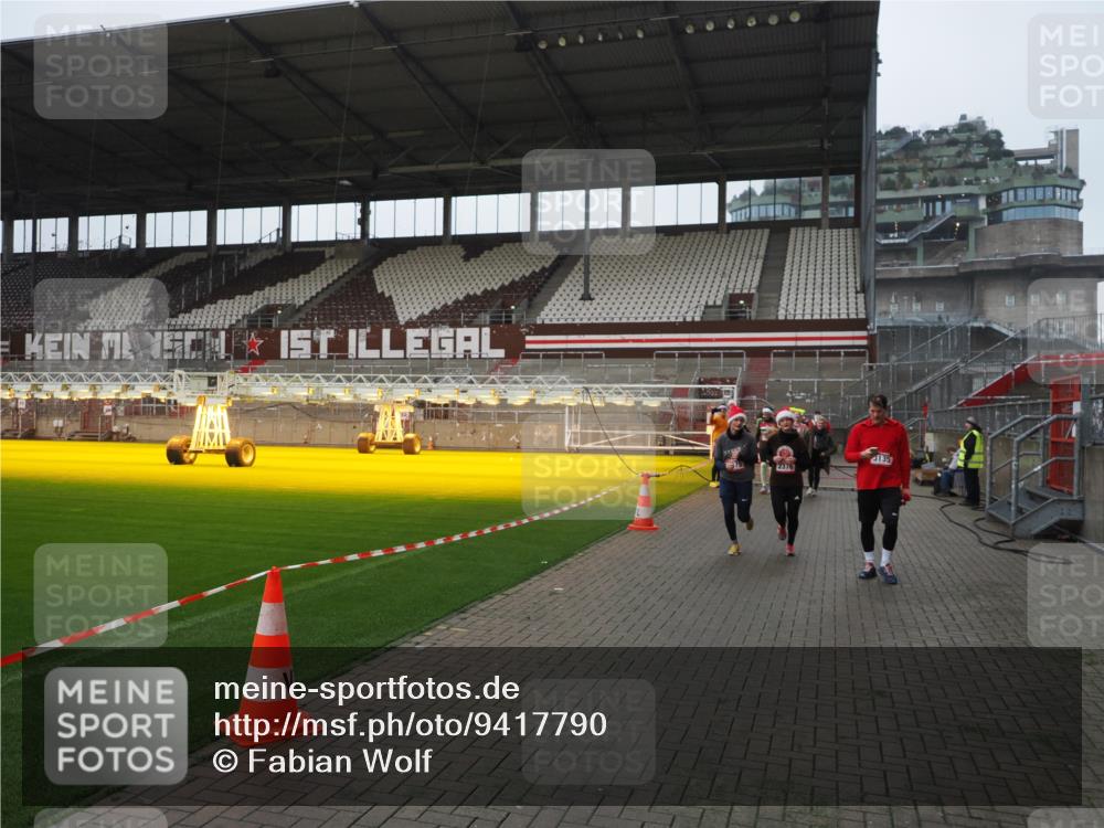 07.12.2025 - St. Pauli X-Mass-Run No. 15 Fabian Wolf http://msf.ph/oto/9417790 07.12.2025 11:21:11 Ziel 2375, 2376, 2854, 2867, 3135, 3220 meine-sportfotos.de