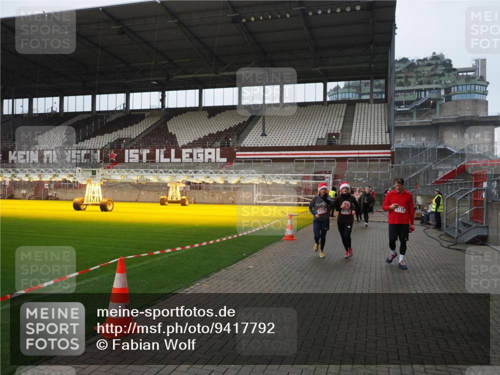 07.12.2025 - St. Pauli X-Mass-Run No. 15 Fabian Wolf http://msf.ph/oto/9417792 07.12.2025 11:21:12 Ziel 2375, 2376, 2854, 2867, 3135, 3220, 3283 meine-sportfotos.de