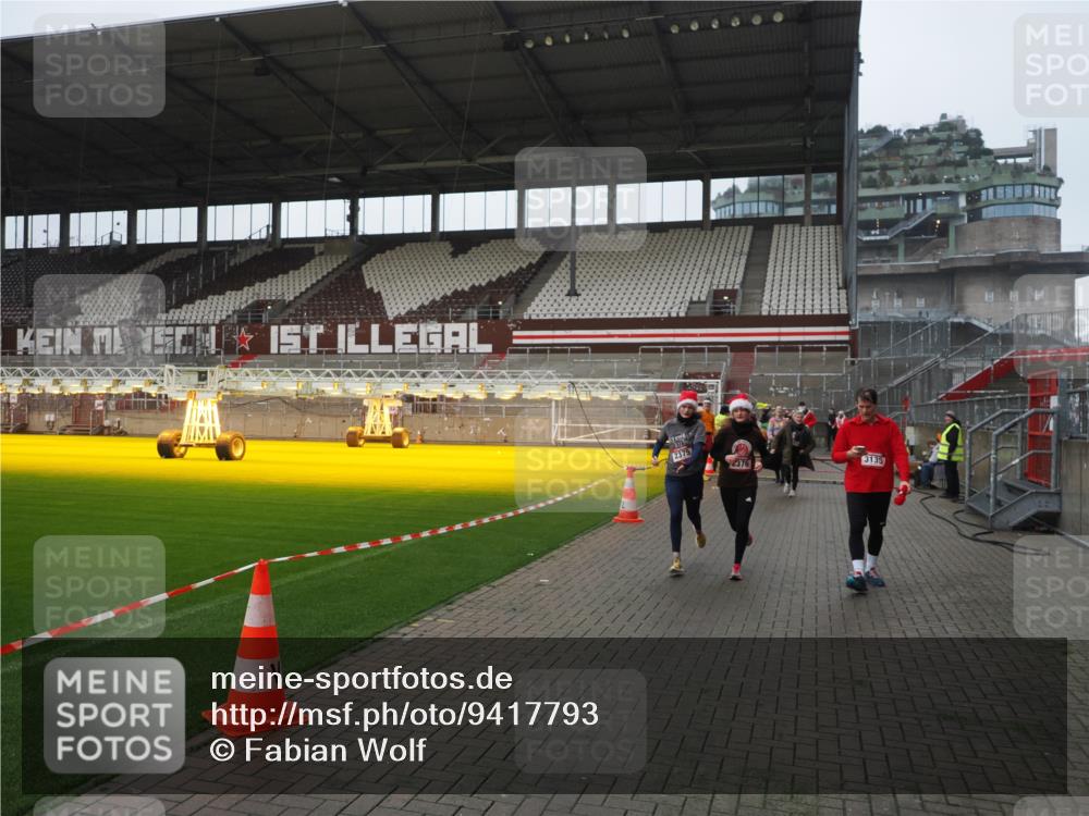 07.12.2025 - St. Pauli X-Mass-Run No. 15 Fabian Wolf http://msf.ph/oto/9417793 07.12.2025 11:21:12 Ziel 2375, 2376, 2854, 2867, 3135, 3220, 3283 meine-sportfotos.de