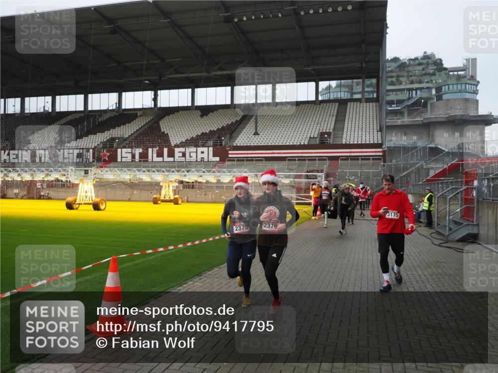07.12.2025 - St. Pauli X-Mass-Run No. 15 Fabian Wolf http://msf.ph/oto/9417795 07.12.2025 11:21:13 Ziel 2375, 2376, 2854, 2867, 3135, 3220, 3283 meine-sportfotos.de