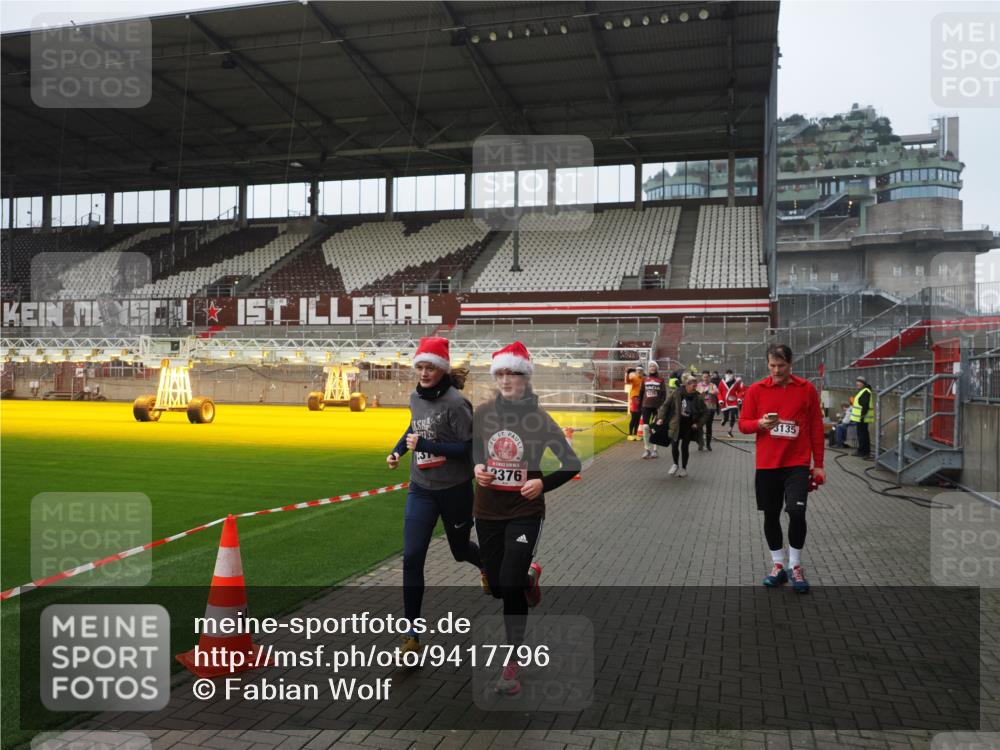 07.12.2025 - St. Pauli X-Mass-Run No. 15 Fabian Wolf http://msf.ph/oto/9417796 07.12.2025 11:21:13 Ziel 2375, 2376, 2854, 2867, 3135, 3220, 3283 meine-sportfotos.de