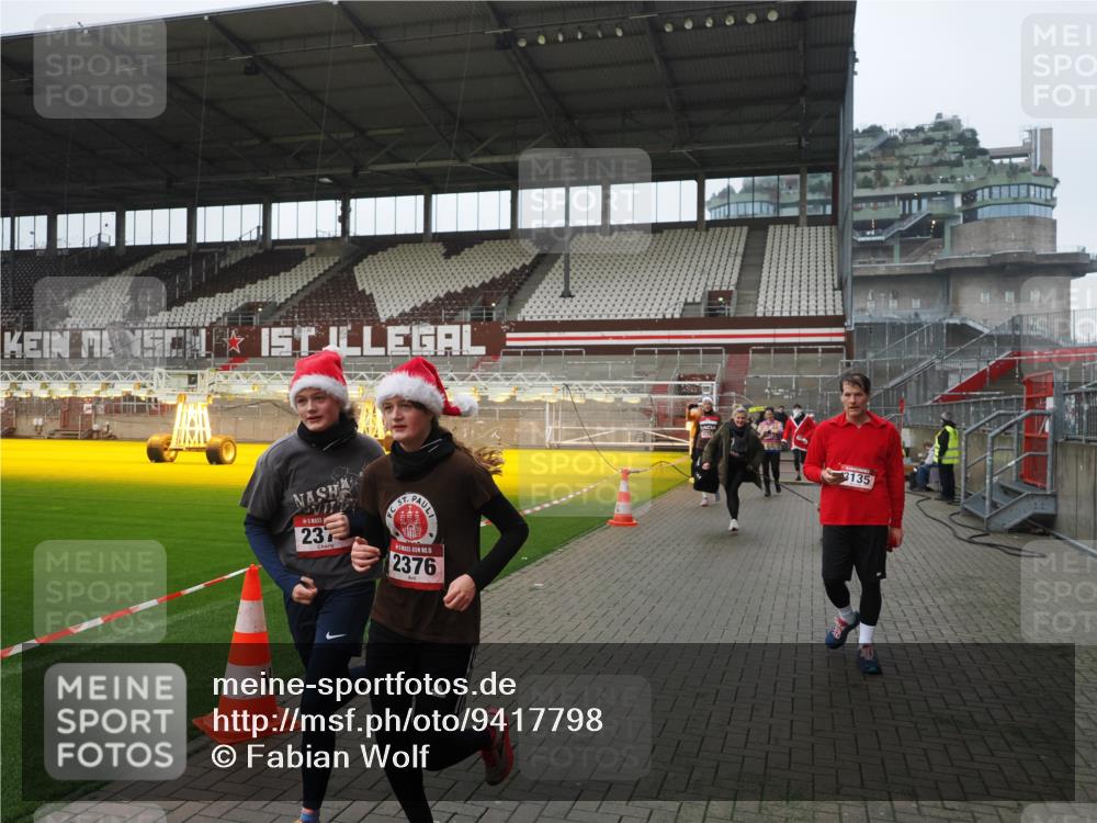 07.12.2025 - St. Pauli X-Mass-Run No. 15 Fabian Wolf http://msf.ph/oto/9417798 07.12.2025 11:21:14 Ziel 2375, 2376, 2854, 2867, 3135, 3220, 3283 meine-sportfotos.de