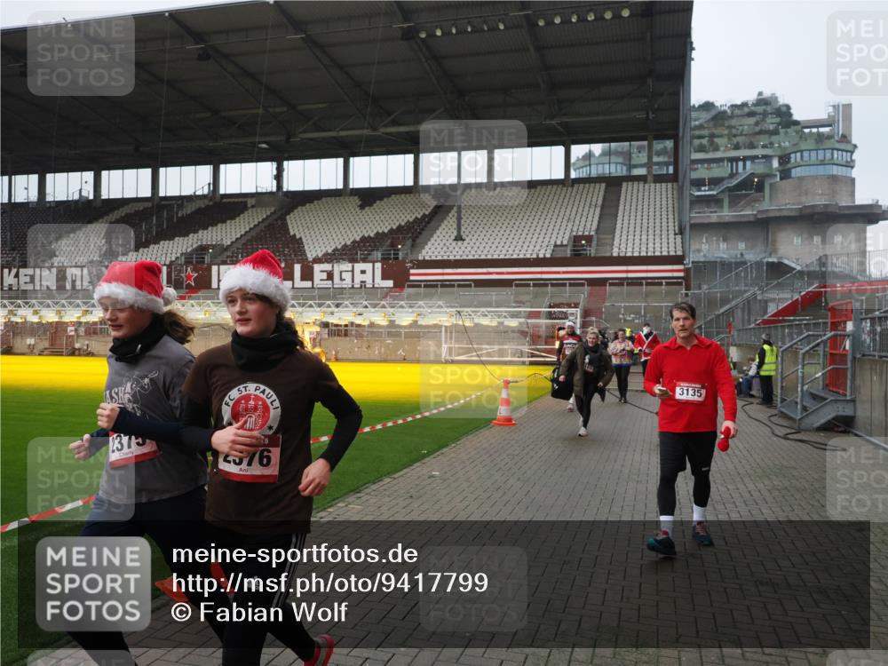 07.12.2025 - St. Pauli X-Mass-Run No. 15 Fabian Wolf http://msf.ph/oto/9417799 07.12.2025 11:21:14 Ziel 2375, 2376, 2854, 2867, 3135, 3220, 3283 meine-sportfotos.de
