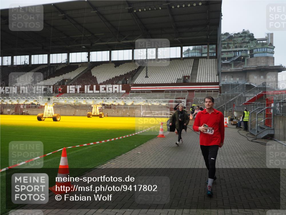 07.12.2025 - St. Pauli X-Mass-Run No. 15 Fabian Wolf http://msf.ph/oto/9417802 07.12.2025 11:21:14 Ziel 2375, 2376, 2854, 2867, 3135, 3220, 3283 meine-sportfotos.de