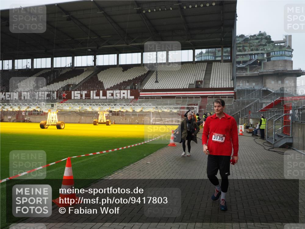 07.12.2025 - St. Pauli X-Mass-Run No. 15 Fabian Wolf http://msf.ph/oto/9417803 07.12.2025 11:21:15 Ziel 2375, 2376, 2579, 2854, 2867, 3135, 3159, 3220, 3283 meine-sportfotos.de