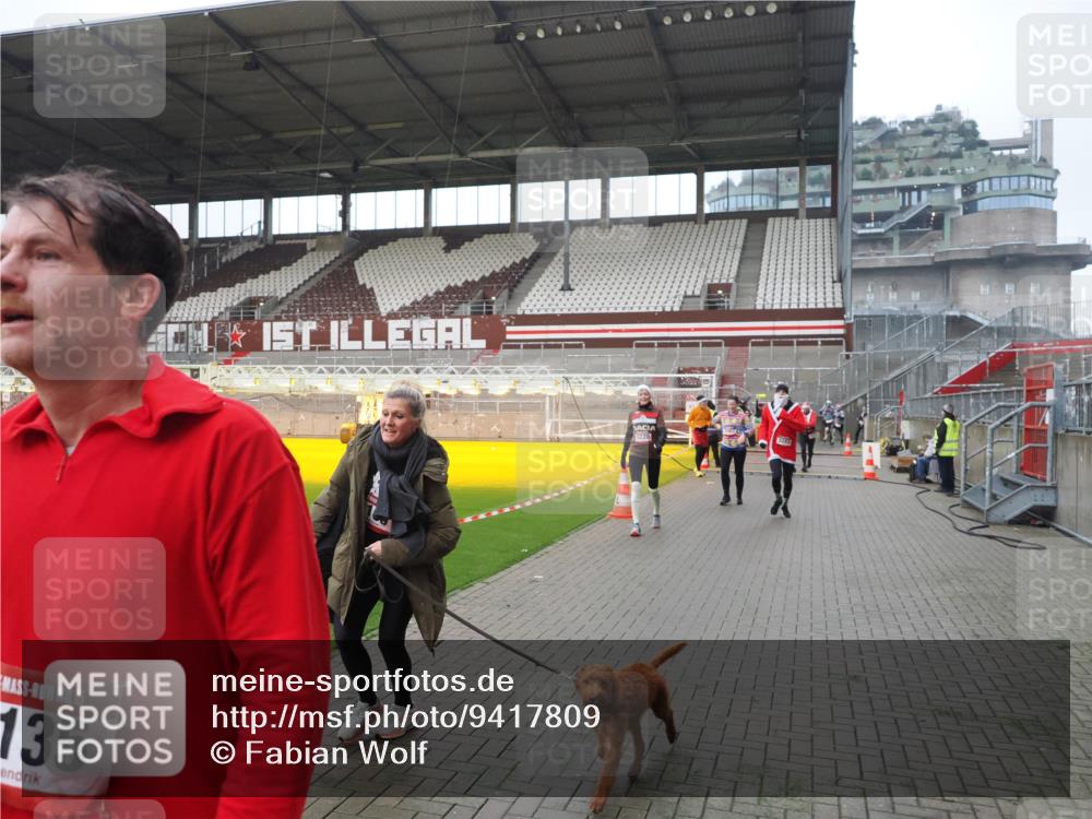 07.12.2025 - St. Pauli X-Mass-Run No. 15 Fabian Wolf http://msf.ph/oto/9417809 07.12.2025 11:21:17 Ziel 2375, 2376, 2579, 2854, 2867, 3135, 3159, 3220, 3283 meine-sportfotos.de