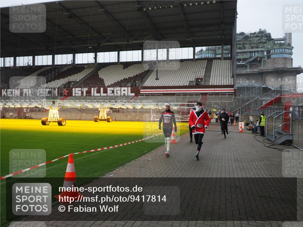07.12.2025 - St. Pauli X-Mass-Run No. 15 Fabian Wolf http://msf.ph/oto/9417814 07.12.2025 11:21:18 Ziel 2375, 2376, 2579, 2854, 2867, 3135, 3159, 3220, 3283 meine-sportfotos.de