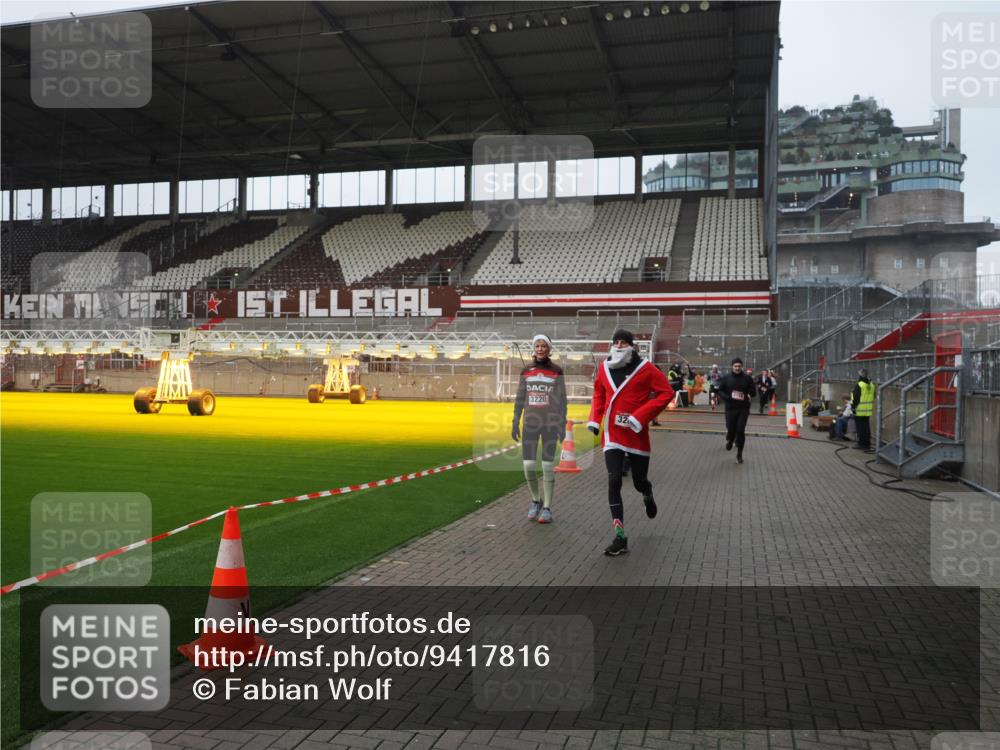07.12.2025 - St. Pauli X-Mass-Run No. 15 Fabian Wolf http://msf.ph/oto/9417816 07.12.2025 11:21:18 Ziel 2375, 2376, 2579, 2854, 2867, 3135, 3159, 3220, 3283 meine-sportfotos.de