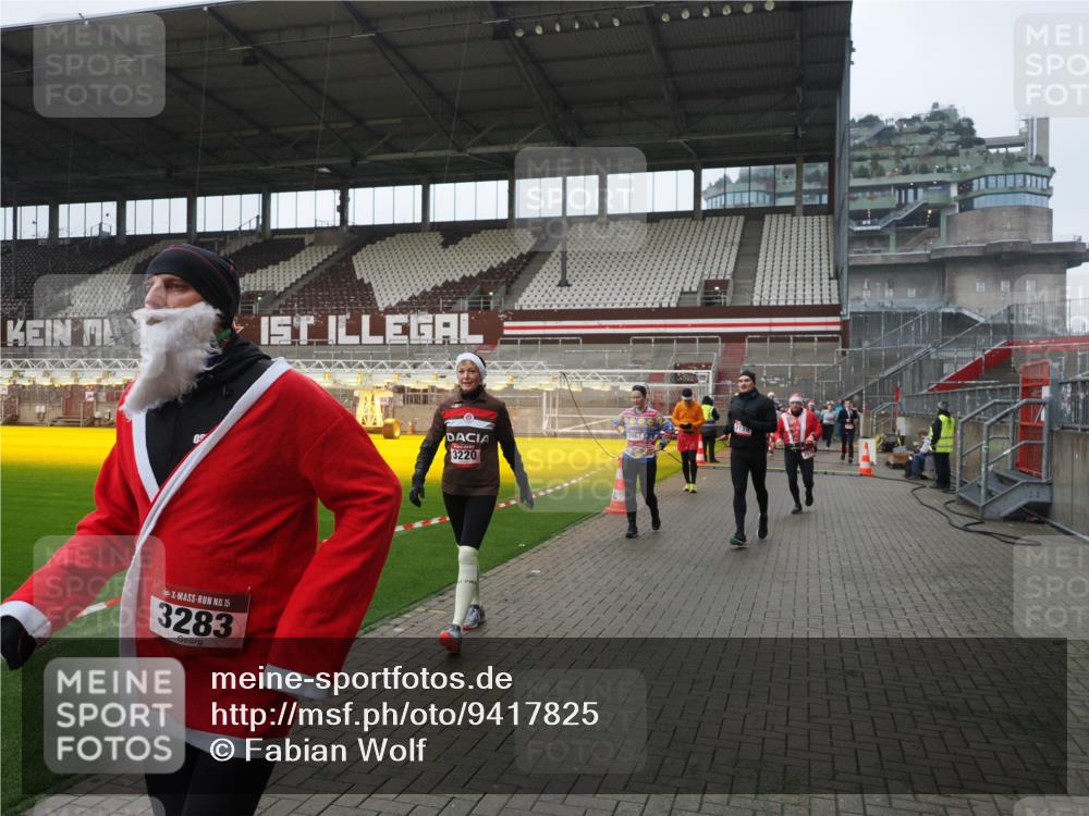 07.12.2025 - St. Pauli X-Mass-Run No. 15 Fabian Wolf http://msf.ph/oto/9417825 07.12.2025 11:21:20 Ziel 232, 2375, 2376, 2579, 2867, 3073, 3135, 3159, 3220, 3283 meine-sportfotos.de