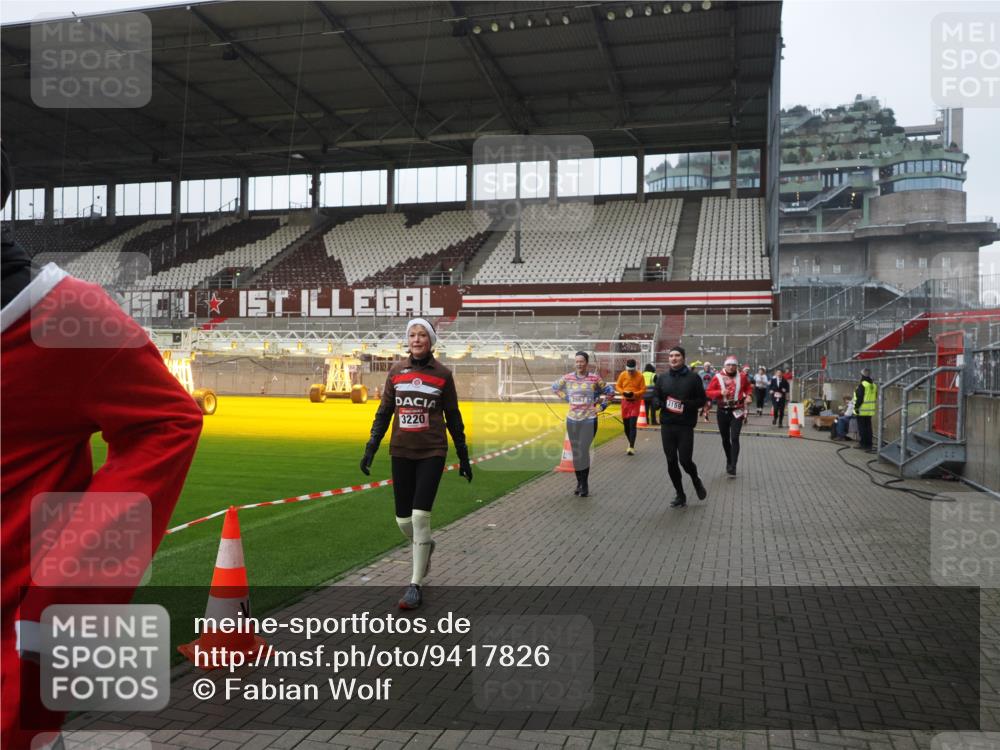 07.12.2025 - St. Pauli X-Mass-Run No. 15 Fabian Wolf http://msf.ph/oto/9417826 07.12.2025 11:21:20 Ziel 232, 2375, 2376, 2579, 2867, 3073, 3135, 3159, 3220, 3283 meine-sportfotos.de