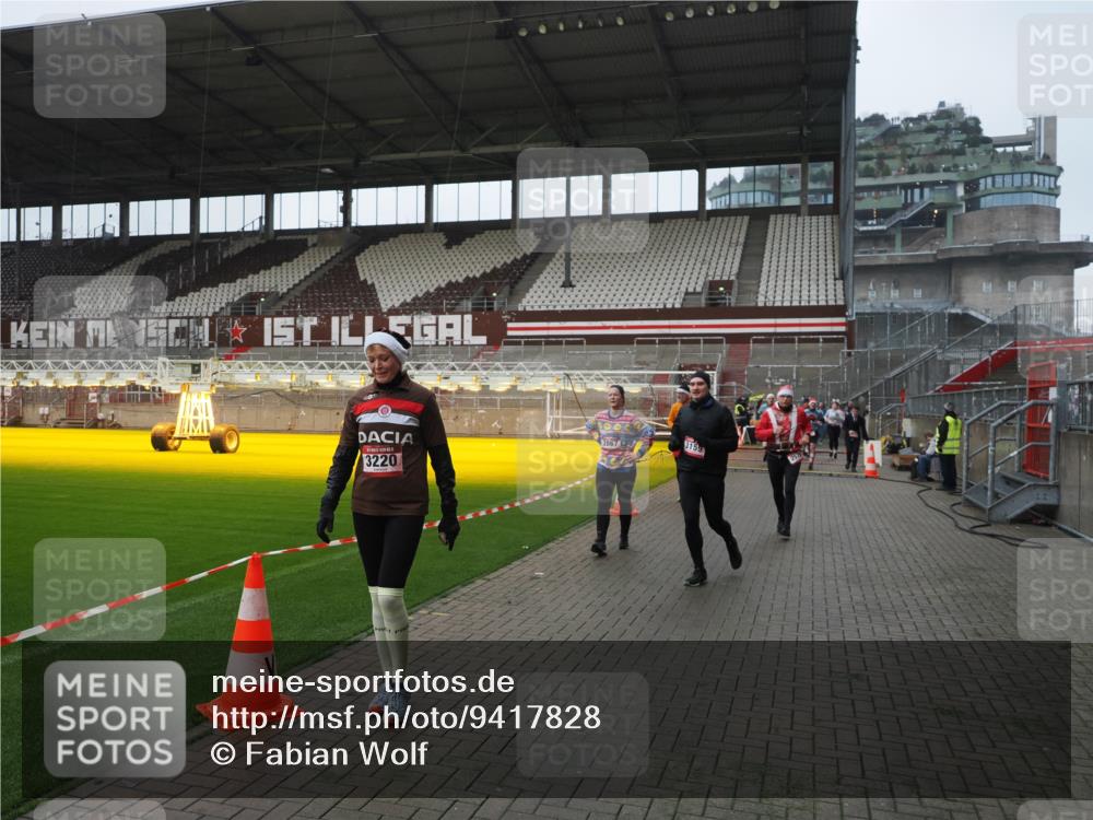 07.12.2025 - St. Pauli X-Mass-Run No. 15 Fabian Wolf http://msf.ph/oto/9417828 07.12.2025 11:21:21 Ziel 232, 241, 2375, 2376, 2579, 2867, 3073, 3135, 3159, 3220, 3283 meine-sportfotos.de
