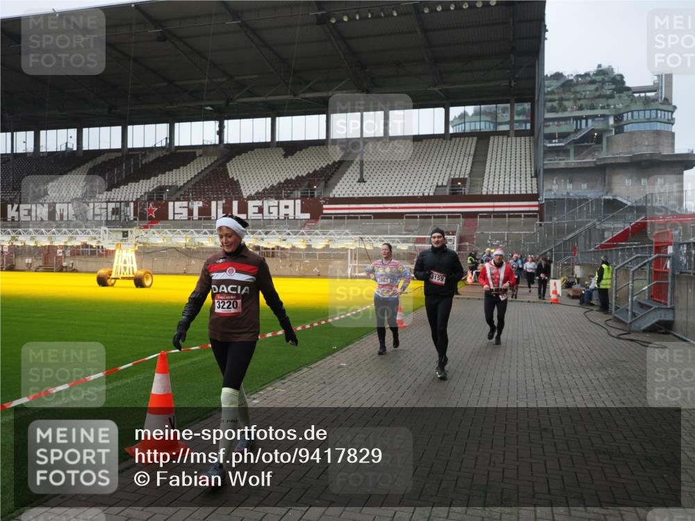 07.12.2025 - St. Pauli X-Mass-Run No. 15 Fabian Wolf http://msf.ph/oto/9417829 07.12.2025 11:21:21 Ziel 232, 241, 2375, 2376, 2579, 2867, 3073, 3135, 3159, 3220, 3283 meine-sportfotos.de
