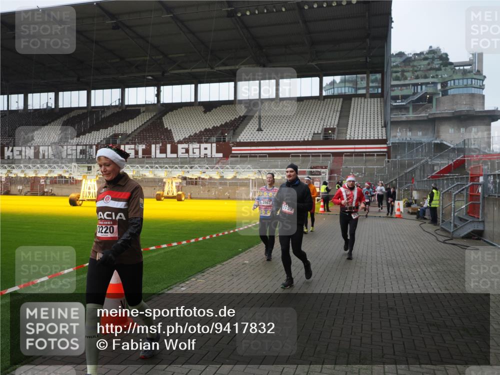 07.12.2025 - St. Pauli X-Mass-Run No. 15 Fabian Wolf http://msf.ph/oto/9417832 07.12.2025 11:21:22 Ziel 98, 105, 111, 232, 241, 2375, 2376, 2579, 2867, 3073, 3135, 3159, 3220, 3283 meine-sportfotos.de