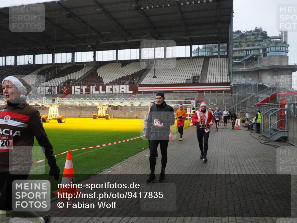 07.12.2025 - St. Pauli X-Mass-Run No. 15 Fabian Wolf http://msf.ph/oto/9417835 07.12.2025 11:21:23 Ziel 98, 105, 111, 232, 241, 2375, 2376, 2579, 2867, 3073, 3135, 3159, 3220, 3283 meine-sportfotos.de