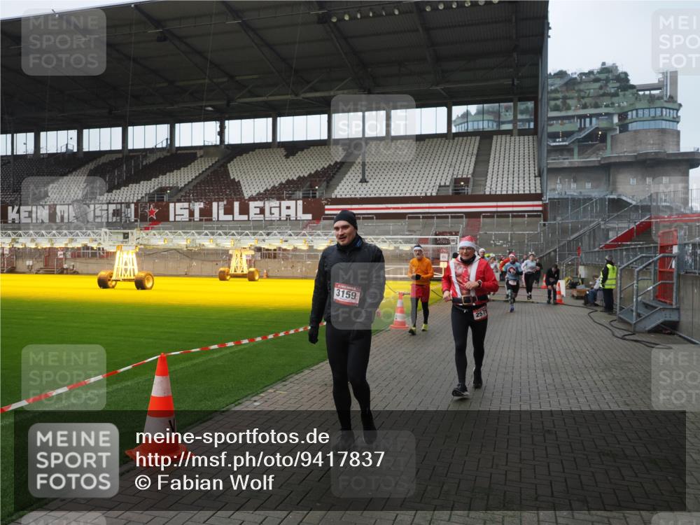 07.12.2025 - St. Pauli X-Mass-Run No. 15 Fabian Wolf http://msf.ph/oto/9417837 07.12.2025 11:21:23 Ziel 98, 105, 111, 232, 241, 2375, 2376, 2579, 2867, 3073, 3135, 3159, 3220, 3283 meine-sportfotos.de