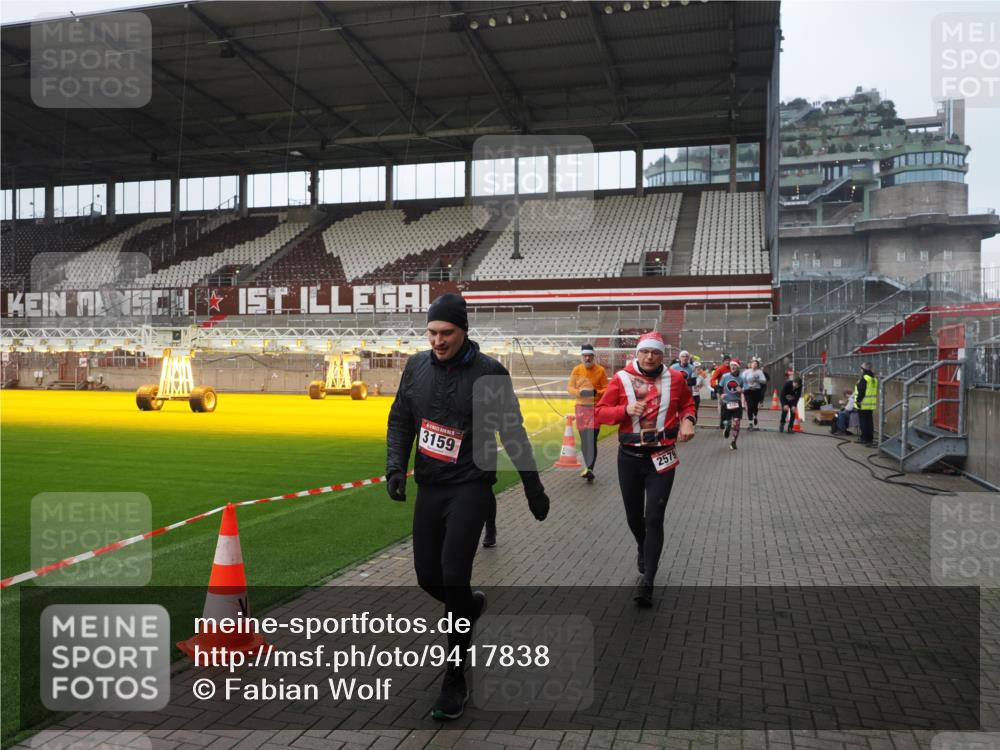 07.12.2025 - St. Pauli X-Mass-Run No. 15 Fabian Wolf http://msf.ph/oto/9417838 07.12.2025 11:21:23 Ziel 98, 105, 111, 232, 241, 2375, 2376, 2579, 2867, 3073, 3135, 3159, 3220, 3283 meine-sportfotos.de