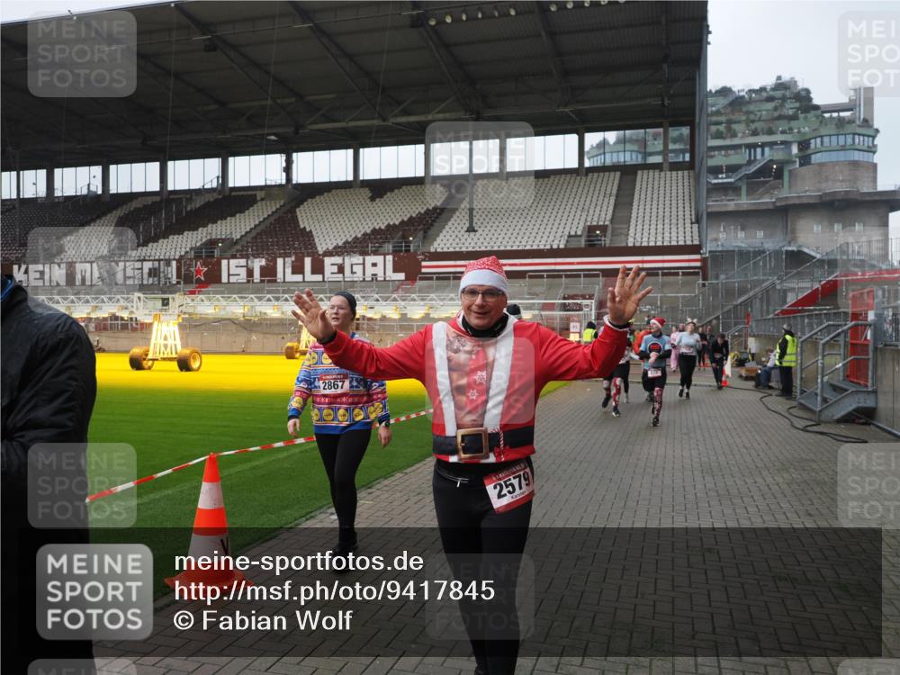 07.12.2025 - St. Pauli X-Mass-Run No. 15 Fabian Wolf http://msf.ph/oto/9417845 07.12.2025 11:21:25 Ziel 98, 105, 111, 232, 241, 1907, 2375, 2376, 2473, 2474, 2579, 2867, 3073, 3159, 3220, 3283 meine-sportfotos.de