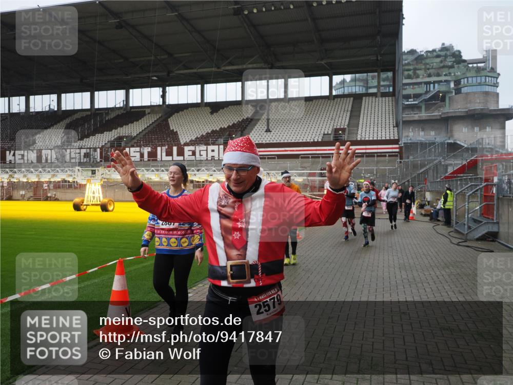 07.12.2025 - St. Pauli X-Mass-Run No. 15 Fabian Wolf http://msf.ph/oto/9417847 07.12.2025 11:21:25 Ziel 98, 105, 111, 232, 241, 1907, 2375, 2376, 2473, 2474, 2579, 2867, 3073, 3159, 3220, 3283 meine-sportfotos.de
