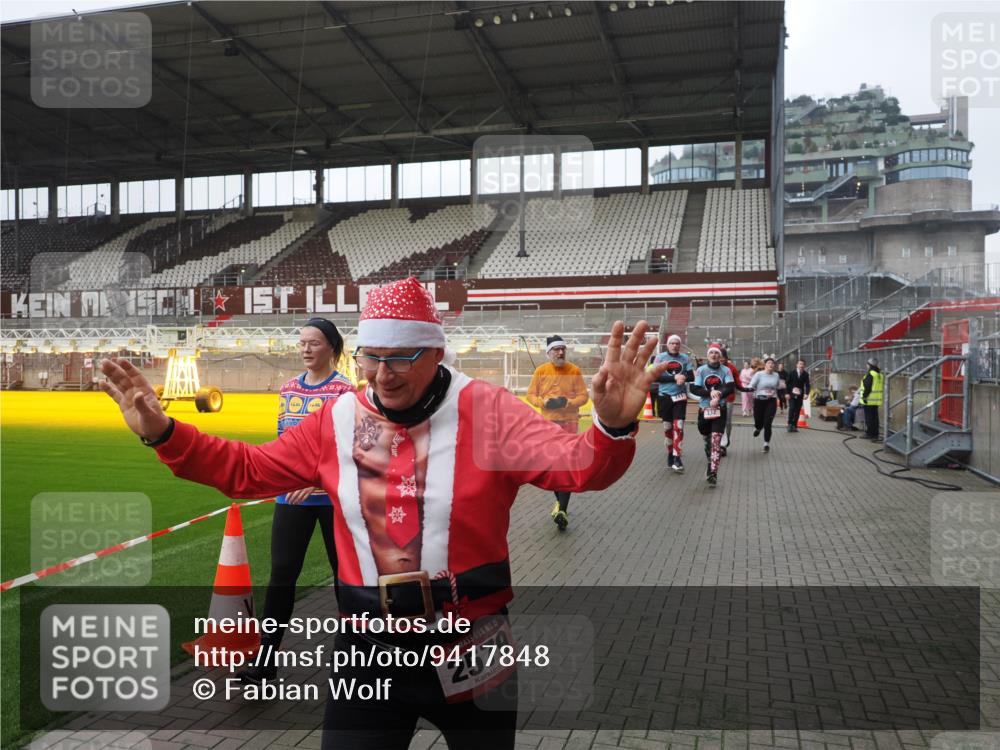 07.12.2025 - St. Pauli X-Mass-Run No. 15 Fabian Wolf http://msf.ph/oto/9417848 07.12.2025 11:21:25 Ziel 98, 105, 111, 232, 241, 1907, 2375, 2376, 2473, 2474, 2579, 2867, 3073, 3159, 3220, 3283 meine-sportfotos.de