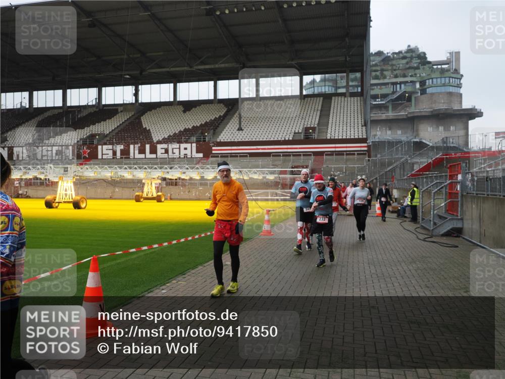 07.12.2025 - St. Pauli X-Mass-Run No. 15 Fabian Wolf http://msf.ph/oto/9417850 07.12.2025 11:21:27 Ziel 98, 105, 111, 232, 241, 1549, 1902, 1907, 2375, 2376, 2473, 2474, 2579, 2867, 3073, 3159, 3220, 3283 meine-sportfotos.de