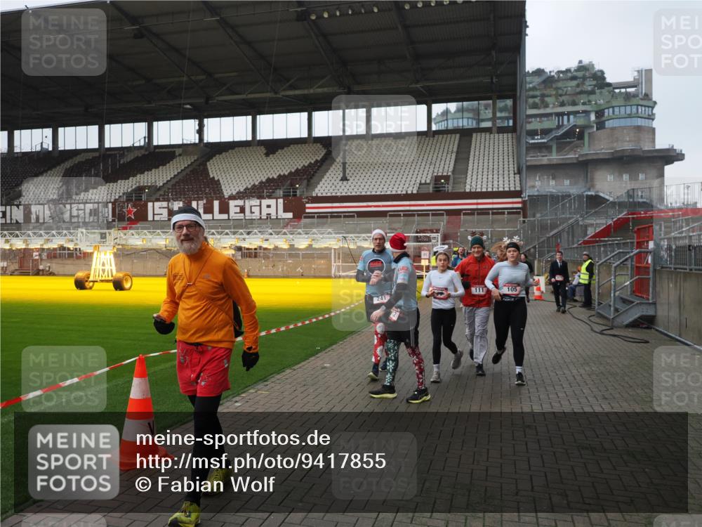 07.12.2025 - St. Pauli X-Mass-Run No. 15 Fabian Wolf http://msf.ph/oto/9417855 07.12.2025 11:21:28 Ziel 98, 105, 111, 232, 241, 1549, 1902, 1907, 2033, 2473, 2474, 2579, 2867, 3073, 3159, 3220, 3283 meine-sportfotos.de