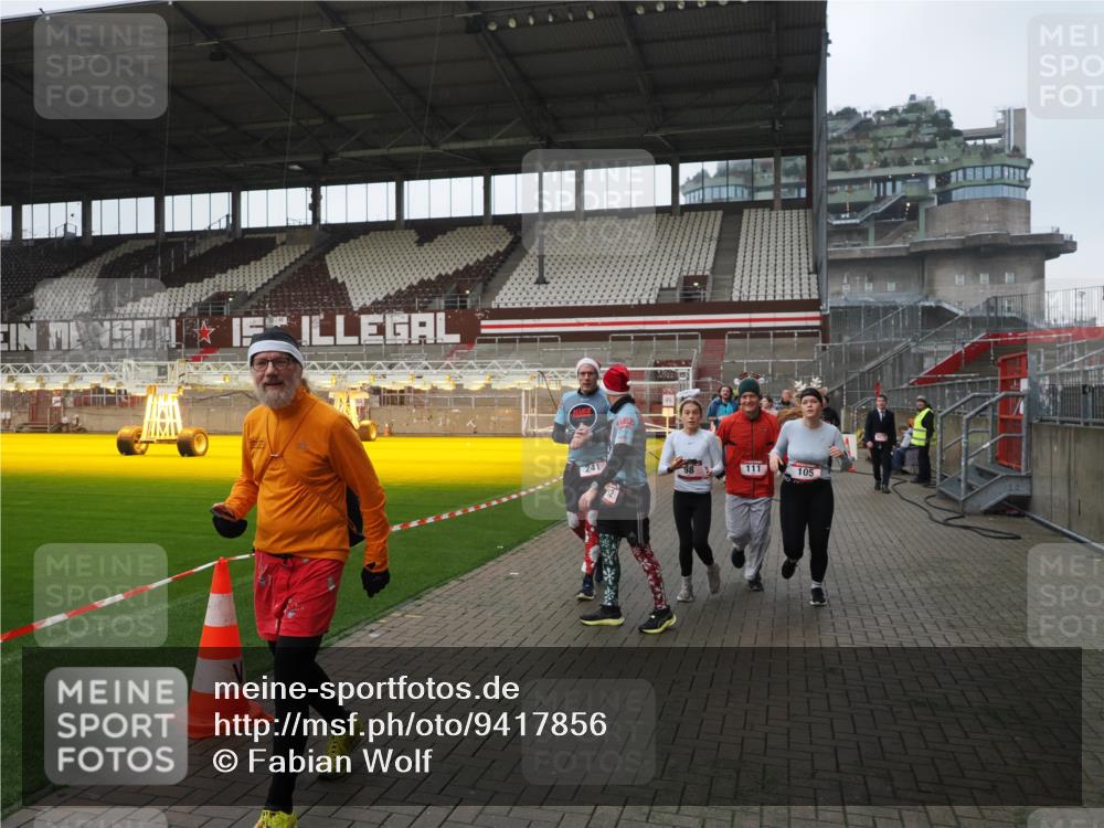 07.12.2025 - St. Pauli X-Mass-Run No. 15 Fabian Wolf http://msf.ph/oto/9417856 07.12.2025 11:21:28 Ziel 98, 105, 111, 232, 241, 1549, 1902, 1907, 2033, 2473, 2474, 2579, 2867, 3073, 3159, 3220, 3283 meine-sportfotos.de