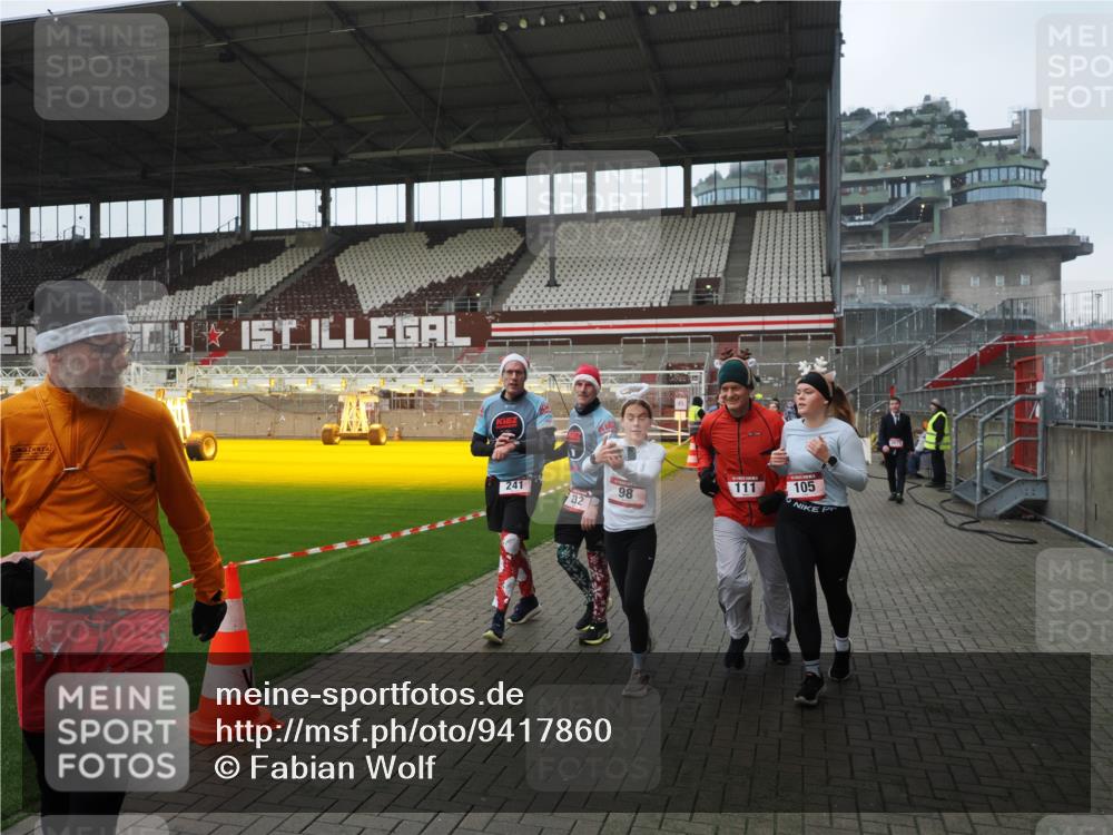 07.12.2025 - St. Pauli X-Mass-Run No. 15 Fabian Wolf http://msf.ph/oto/9417860 07.12.2025 11:21:29 Ziel 98, 105, 111, 232, 241, 1549, 1902, 1907, 2033, 2197, 2473, 2474, 2579, 2867, 3073, 3159, 3283 meine-sportfotos.de
