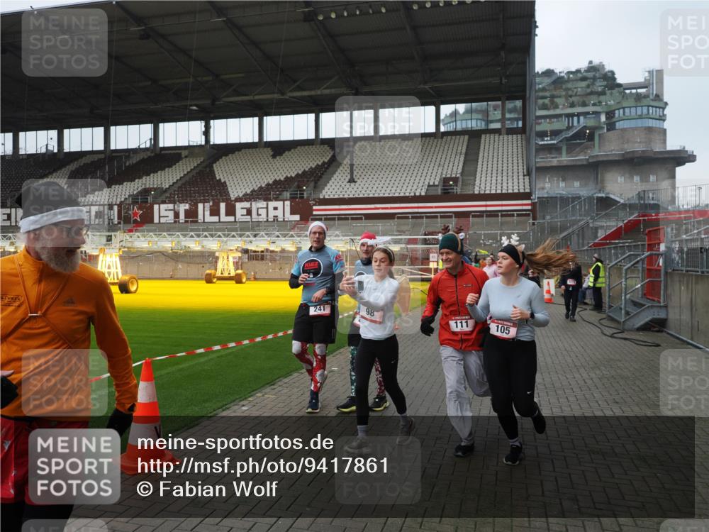 07.12.2025 - St. Pauli X-Mass-Run No. 15 Fabian Wolf http://msf.ph/oto/9417861 07.12.2025 11:21:29 Ziel 98, 105, 111, 232, 241, 1549, 1902, 1907, 2033, 2197, 2473, 2474, 2579, 2867, 3073, 3159, 3283 meine-sportfotos.de